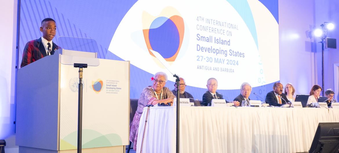 Le représentant de la jeunesse, Lutrell John, s'adresse à la quatrième Conférence internationale sur les petits États insulaires en développement (PEID4).