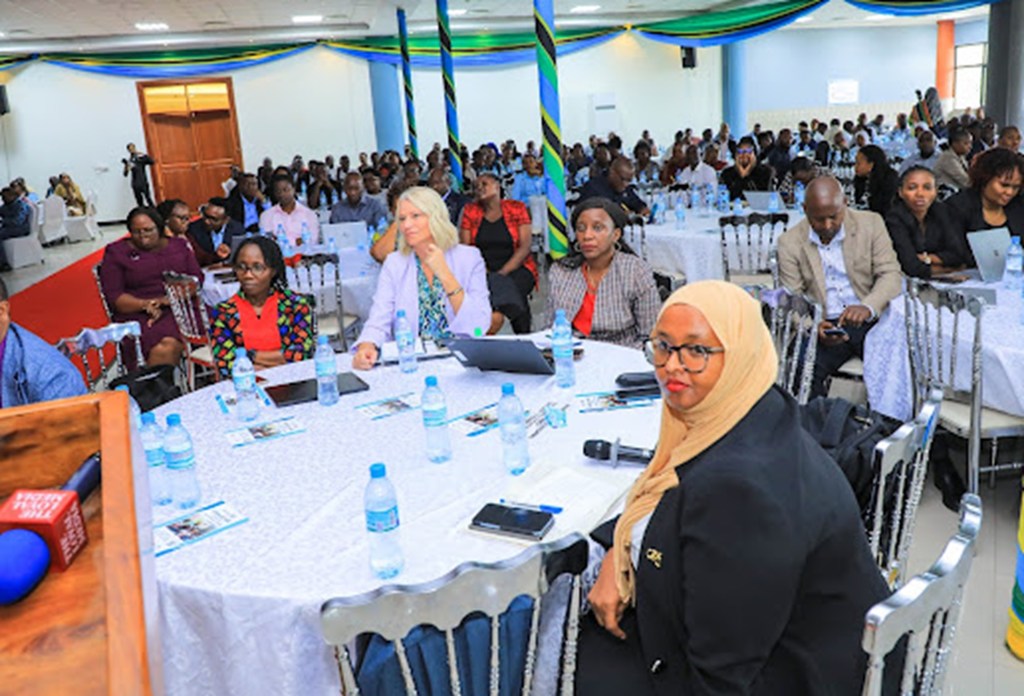 Vyombo vya Habari vinatumika vyema kuelimisha malezi na makuzi ya watoto Tanzania. Vyombo vya Habari vinatumika vyema kuelimisha malezi na makuzi ya watoto Tanzania.