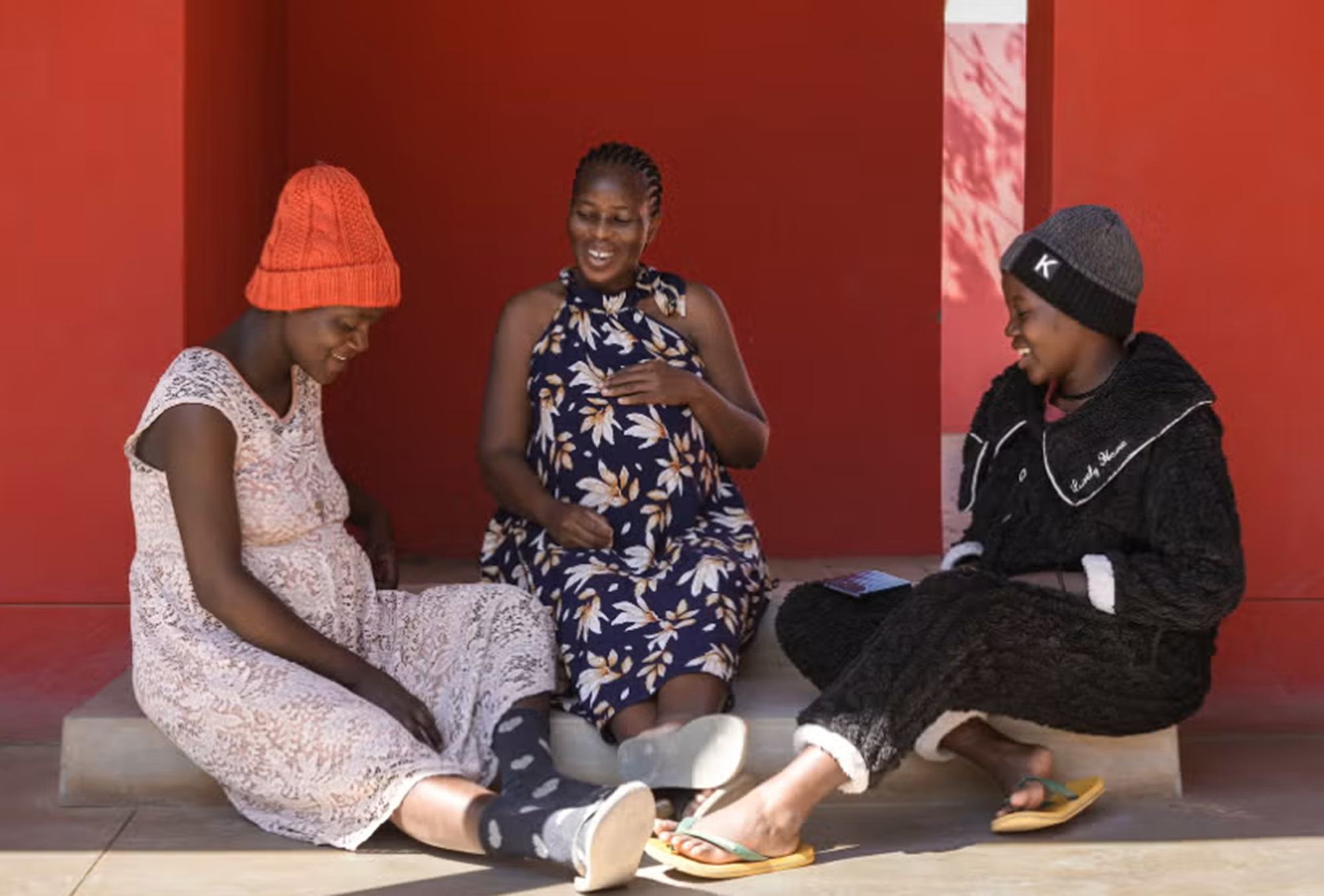 La maison d'attente de maternité de la région de Kunene offre un lieu d'hébergement pour 40 femmes près de l'hôpital, avec des sages-femmes qualifiées disponibles pour offrir des soins et des conseils, ainsi qu'une cuisine, une salle à manger et des cham…