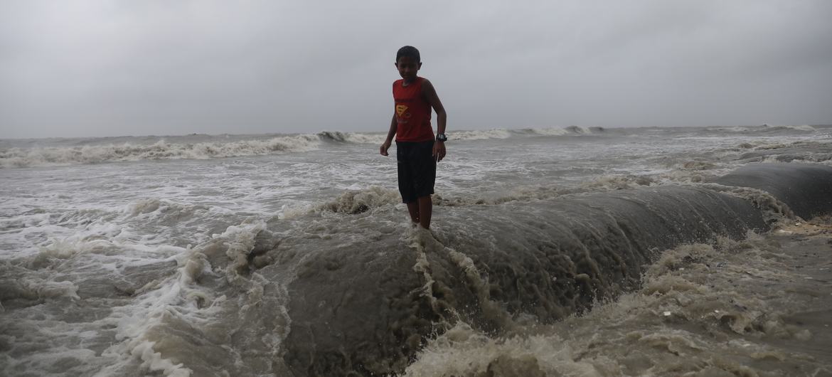 चक्रवाती तूफ़ान रीमल ने भारत के पश्चिम बंगाल प्रदेश और बांग्लादेश के तटवर्ती इलाक़ों में लाखों लोगों को प्रभावित किया है.