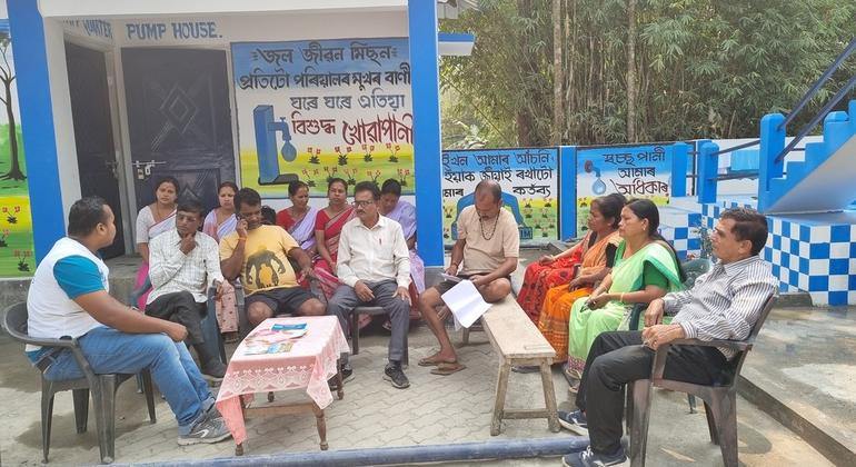 UNOPS के ज़िला सलाहकार, समुदाय के सदस्यों को जल परीक्षण की प्रक्रिया और जल गुणवत्ता के महत्व के बारे में समझाते हुए. UNOPS के ज़िला सलाहकार, समुदाय के सदस्यों को जल परीक्षण की प्रक्रिया और जल गुणवत्ता के महत्व के बारे में समझाते हुए.