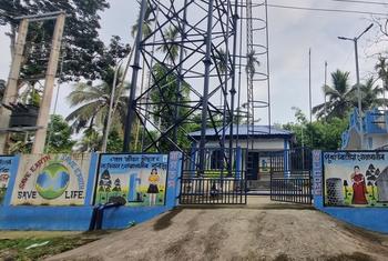 भारत के निमूलतिमा गांव में यूएनओपीएस द्वारा समर्थित जल सुविधा, जिसमें एक जल मीनार और जल जीवन मिशन को बढ़ावा देने वाले भित्ति चित्र शामिल हैं।
