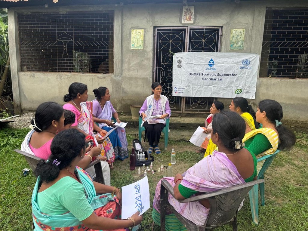 जल जीवन मिशन के बैनर तले भारत में जल सुरक्षा पर चर्चा के लिए UNOPS की एक जिला सलाहकार ने महिलाओं के एक समूह से मुलाकात की।