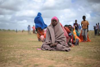 نساء ينتظرن وصول المساعدات الغذائية في مركز توزيع في أفغوي، الصومال.