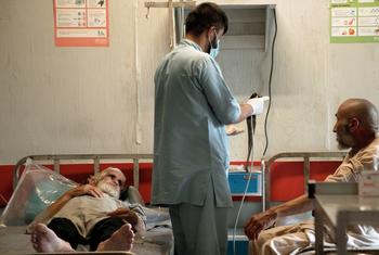 Um médico cuida de pacientes na capital afegã, Cabul