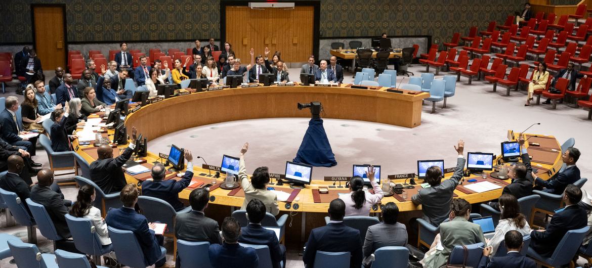 Os membros do Conselho de Segurança votam uma resolução sobre a manutenção da paz e segurança internacionais em 27 de junho de 2024