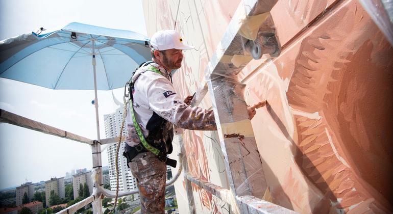 澳大利亚著名街头艺术家芬坦·麦吉正在维也纳国际中心努力创作这幅壁画。