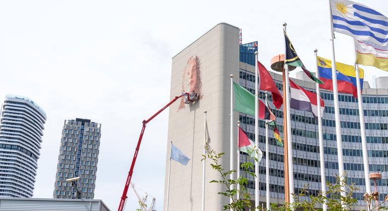 维也纳国际中心，街头艺术家芬坦·麦吉站在一架樱桃采摘机上创作这幅壁画。。