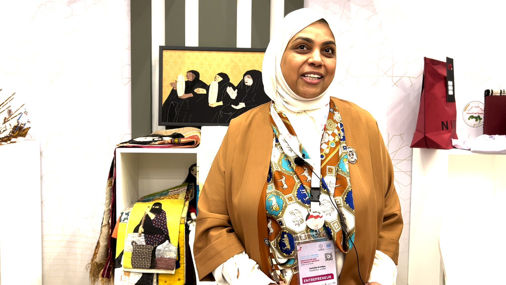 من دولة الكويت شاركت الفنانة سهيلة العطية في المعرض العربي للأسر المنتجة.