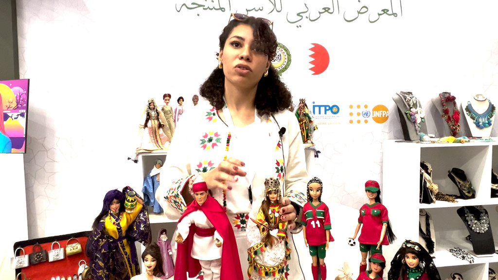 فاطمة الزهراء شابة من المغرب صاحبة مشروع "يطو" المتخصص في صناعة الدمى باللباس المغربي التقليدي وقد شاركت في المعرض العربي للأسر المنتجة.