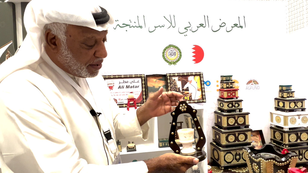 الحرفي علي مطر من مملكة البحرين متخصص في صناعة "صناديق المبيت" وفن الأعمال الخشبية.