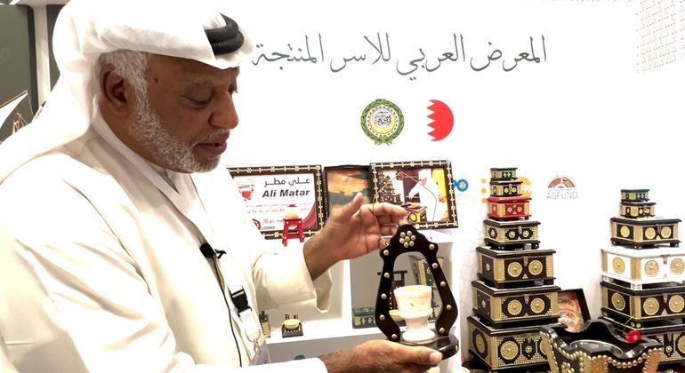 الحرفي علي مطر من مملكة البحرين متخصص في صناعة "صناديق المبيت" وفن الأعمال الخشبية.