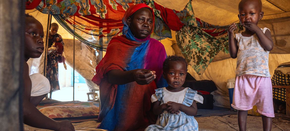 Sittna et sa mère Magedah dans leur tente dans le quartier Philippe à Port-Soudan, au Soudan.