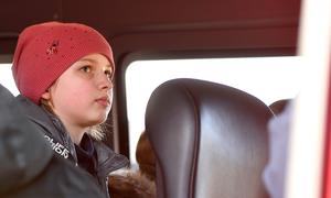 Anastasia, de once años, sale del paso fronterizo de Sighetu Marmației en un autobús en el norte de Rumanía. 
