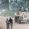 维和人员在刚果民主共和国北基伍巡逻，以确保当地社区的安全。