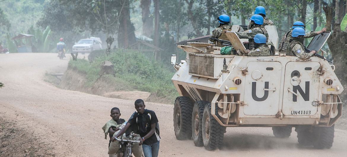 Des soldats de la paix patrouillent à Butembo, dans le Nord-Kivu, en République démocratique du Congo, pour assurer la sécurité des communautés locales.
