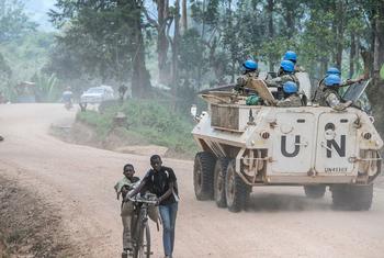 Des soldats de la paix patrouillent à Butembo, dans le Nord-Kivu, en République démocratique du Congo, pour assurer la sécurité des communautés locales.