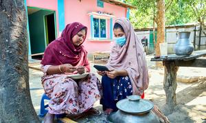 یونیسیف کی اٹھارہ سالہ رپورٹر رفیہ بنگلہ دیش کے کاکس بازار میں سماجی شعور بیدار کرنے کے لیے ٹیبلٹ کا استعمال کرتی ہیں۔