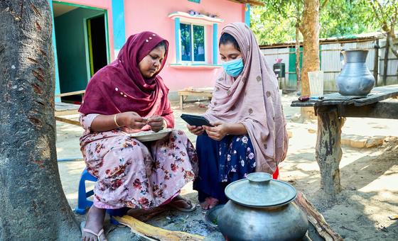 Mwandishi wa UNICEF-Reporter Rifa mwenye umri wa miaka kumi na nane anatumia iPad kuhamasisha jamii kuhusu ndoa za utotoni huko Cox's Bazar, Bangladesh. 