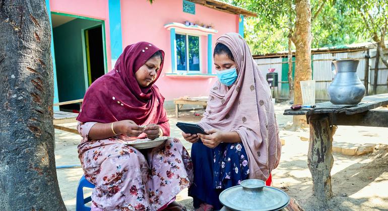 یونیسیف کی اٹھارہ سالہ رپورٹر رفیہ بنگلہ دیش کے کاکس بازار میں سماجی شعور بیدار کرنے کے لیے ٹیبلٹ کا استعمال کرتی ہیں۔