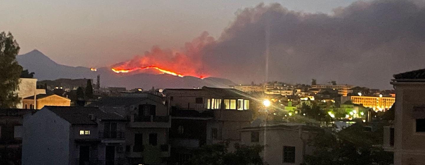 从科孚镇可以清晰地看到希腊科孚岛东北部的森林大火。