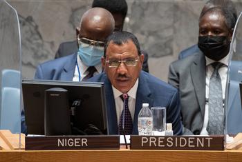 निजेर के राष्ट्रपति मोहम्मद बज़ौम ने, सितम्बर 2021 में, अन्तरराष्ट्रीय शान्ति व सुरक्षा पर, सुरक्षा परिषद की एक बैठक को सम्बोधित किया था.