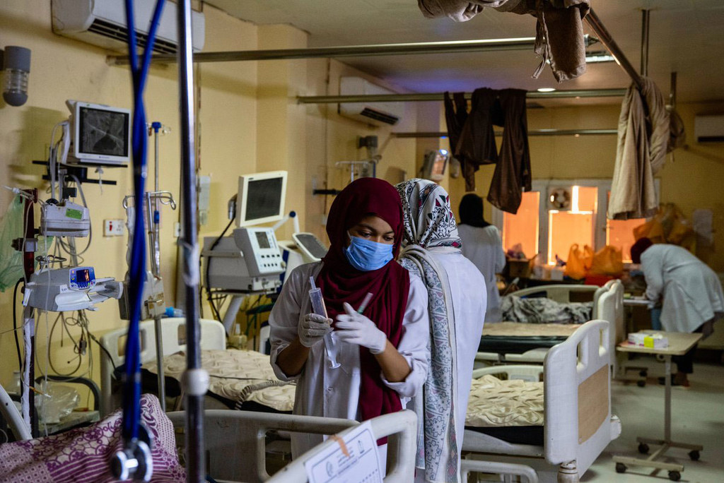 تدعم منظمة الصحة العالمية العاملين الصحيين في السودان بالأدوية الأساسية والإمدادات الجراحية والوقود للحفاظ على الخدمات الصحية.