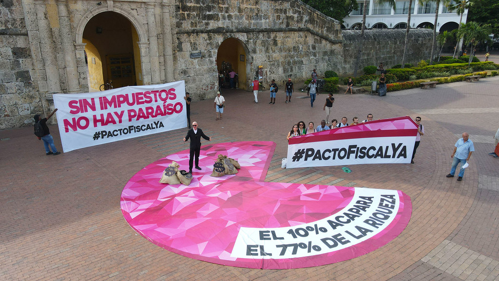 La sociedad civil se manifiesta en una Cumbre Ministerial en Colombia a favor de una tributación global inclusiva y equitativa, portando pancartas con el mensaje '#PACTOFISCALYA'.
