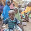 Des bénéficiaires attendent à un point de distribution d'aide alimentaire et nutritionnelle du PAM dans un village de la région de Zinder, au Niger (photo d'archives).