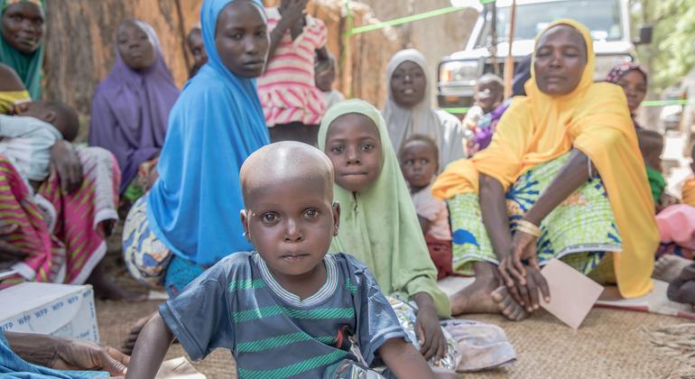 Beneficiaries wait at a WFP food and nutrition assistance distribution point in a village in Zinder region, Niger.