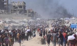 Palestinos en el norte de Gaza esperando recibir ayuda alimentaria luego de la llegada de camiones con suministros vitales.