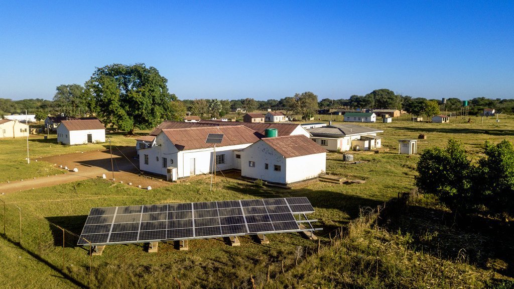 Hospitali ya Vijijini ya Sipepa huko Bulawayo, Zimbabwe, ikiwa na paneli za nishati ya jua zilizowekwa kwenye paa lake na paneli zilizowekwa chini kwa ajili ya mradi wa UNDP Solar for Health.