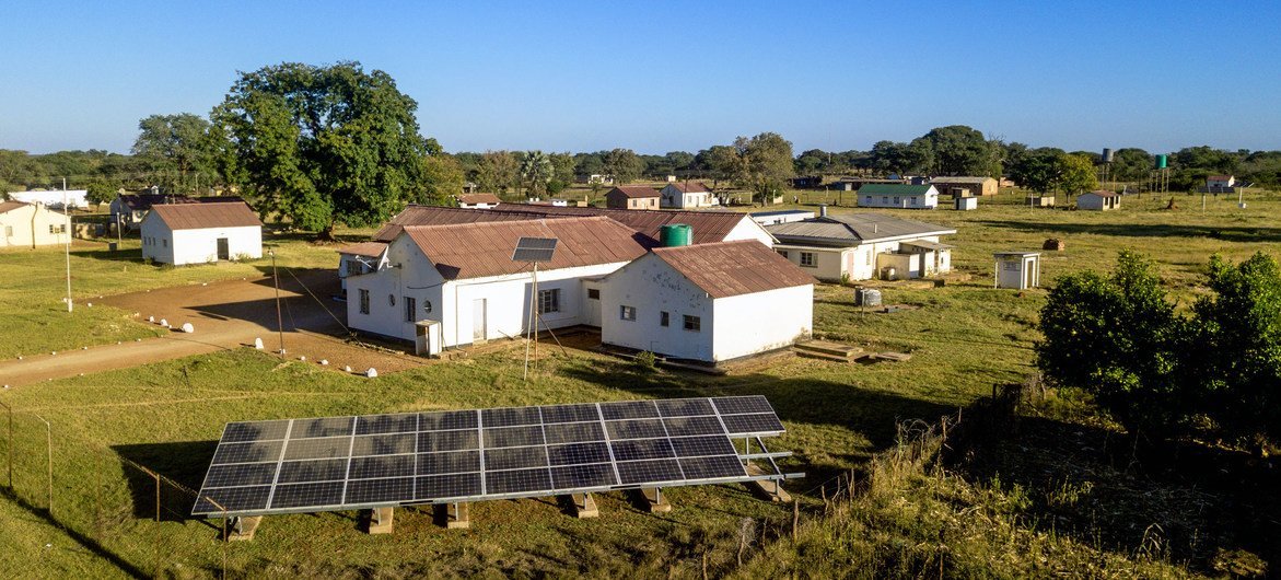 Painéis solares ajudam a abastecer um hospital rural em Bulawayo, Zimbábue.