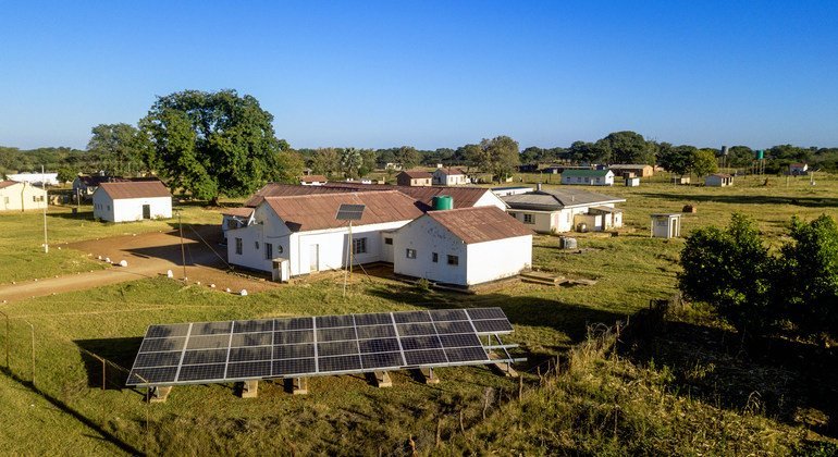 ज़िम्बाब्वे के बुलावायो शहर में एक ग्रामीण अस्पताल को सौर ऊर्जा के ज़रिये संचालित किया जा रहा है.