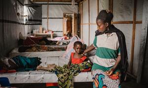 Mama akiwa na binti yake, ambaye ameugua kipindupindu na hapo anapatiwa matibabu katika kituo cha afya karibu na Goma, jimboni Kivu Kaskazini.