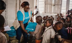 Mmoja wa wafanyakazi wa UNICEF anagawa vifaa vya shule kwa wanafunzi katika shule ya msingi ya wakimbizi huko Goma, mji mkuu wa jimbo la Kivu Kaskazini nchini Jamhuri ya Kidemokrasia ya Congo, DRC.