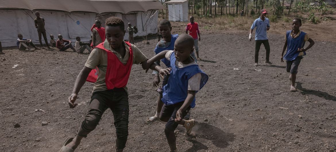 Des enfants déplacés jouent dans un espace adapté aux enfants mis en place par l’UNICEF et ses partenaires au nord de Goma, en République démocratique du Congo.
