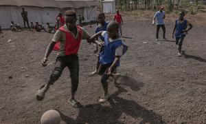 Watoto wakimbizi wakicheza katika eneo rafiki kwa watoto lililoanzishwa na UNICEF na washirika kaskazini mwa Goma, Jamhuri ya Kidemokrasia ya Congo.