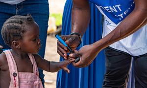 Mtoto akiwekewa alama kidoleni baada ya kupokea chanjo ya polio katika jimbo la Kwango, Jamhuri ya Kidemokrasia ya Congo.