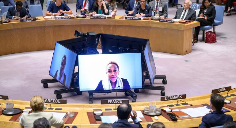 Joyce Msuya (kwenye skrini), Kaimu Naibu Katibu Mkuu wa Masuala ya Kibinadamu na Mratibu wa Misaada ya Dharura, akitoa taarifa kwa kikao cha Baraza la Usalama kuhusu hali ya Mashariki ya Kati, ikiwemo suala la Palestina.