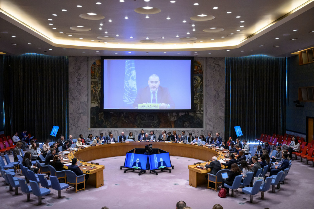 Mwonekano wa kikao cha Baraza la Usalama kuhusu hali ya Mashariki ya Kati, ikiwemo suala la Palestina. Mwakilishi Mkazi na Mratibu wa Masuala ya Kibinadamu wa UN, Ramiz Alakbarov (kwenye skrini), anatoa taarifa kwa wajumbe.
