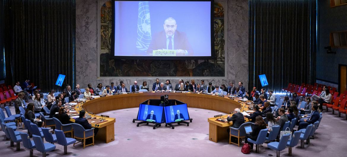 Réunion du Conseil de sécurité sur la Palestine. Le Coordonnateur résident et humanitaire des Nations Unies, Ramiz Alakbarov (à l'écran), informe les membres du Conseil.