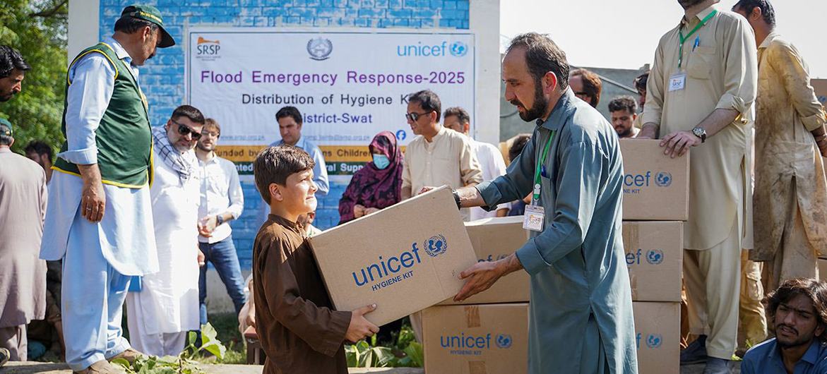 With the Government of Pakistan, UNICEF teams are delivering tents, blankets, medicines, drinking water and hygiene kits to families in need. With the Government of Pakistan, UNICEF teams are delivering tents, blankets, medicines, drinking water and hygiene kits to families in need.