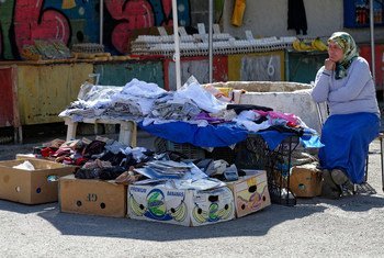 Plus de quatre milliards de gens à travers le monde, dont de nombreux vendeurs de rue, n'ont pas de protection sociale, selon l'Organisation internationale du travail (OIT).