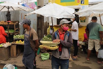 Wachuuzi wakiuza mboga katika soko la Antananarivo, mji mkuu wa Madagascar. 