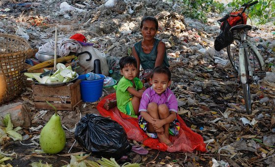 Niños de una familia sin hogar con pocas estructuras de apoyo social en la ciudad de Yangon, en Myanmar, 
