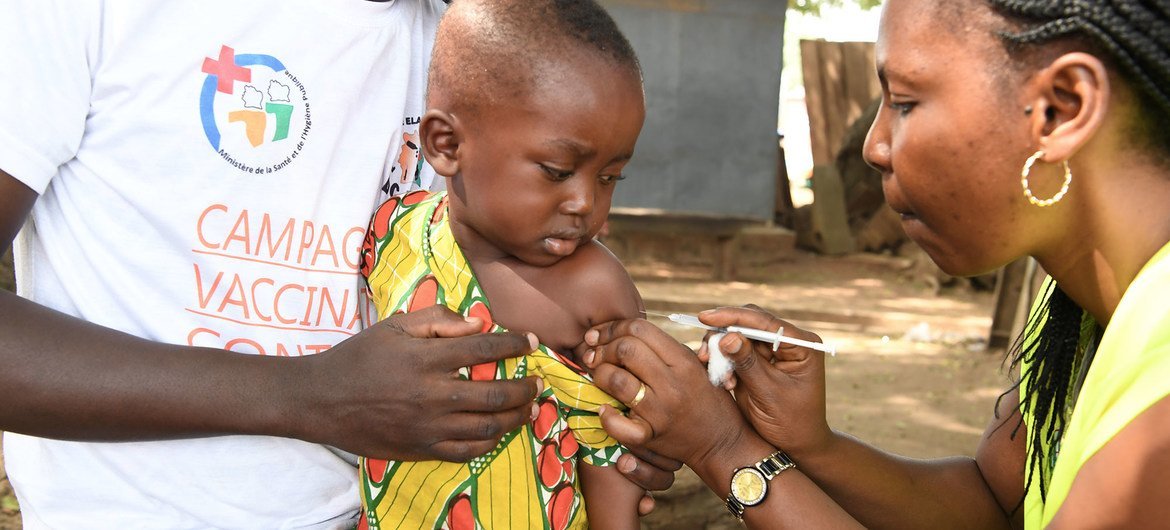 Une campagne de vaccination contre la méningite a lieu à Bouaké, dans le centre de la Côte d'Ivoire, en 2021.