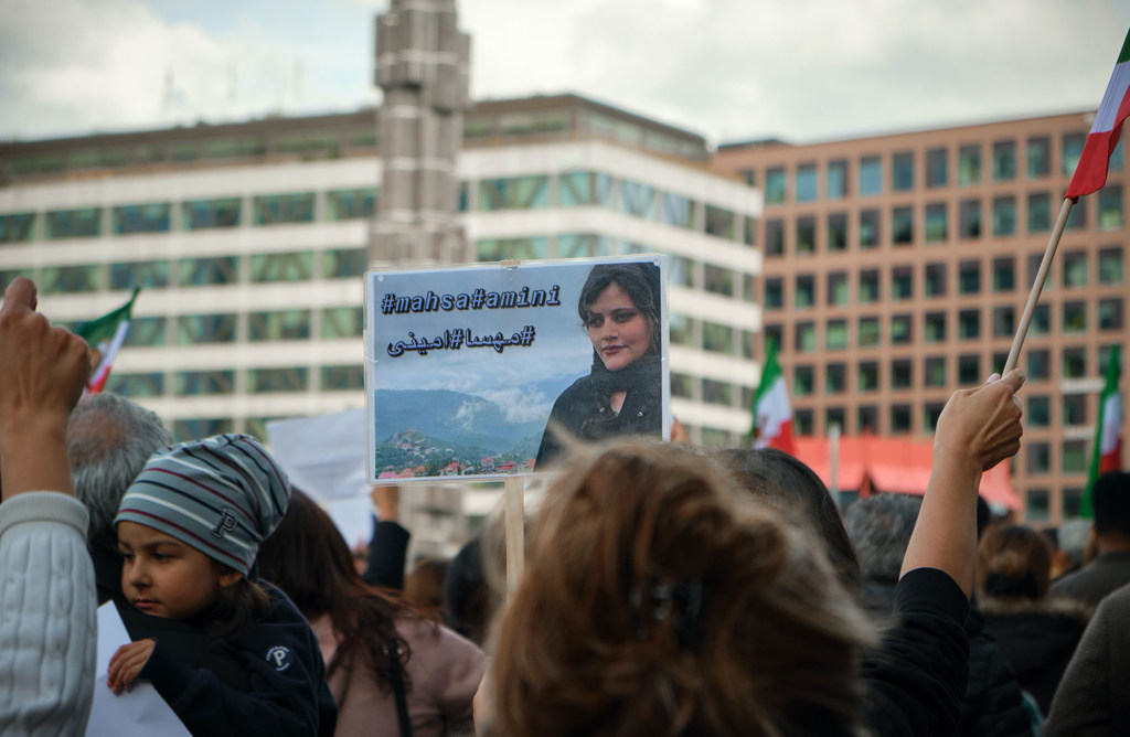 Manifestantes reunidos en Estocolmo, Suecia, tras la muerte de Mahsa Amini, de 22 años, bajo la custodia de la policía iraní de la moral.