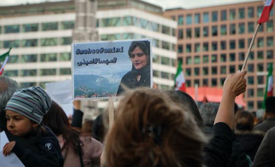 На фото демонстранты в Стокгольме, Швеция, собравшиеся в связи с сообщением о гибели 22-летней Махсы Амини. 