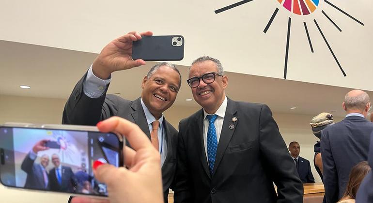 O deputado brasileiro Antônio Brito tira uma selfie com o diretor-geral da Organização Mundial da Saúde, Tedros Ghebreyesus.